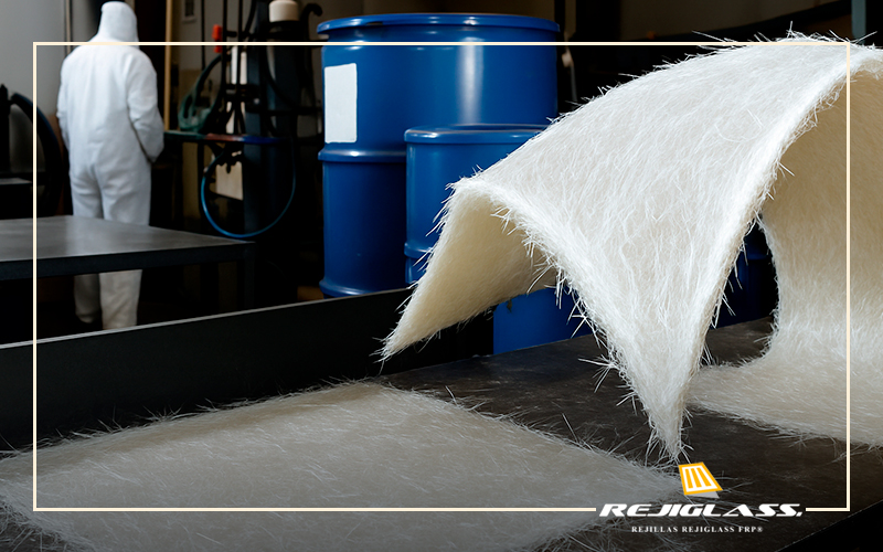 La manera correcta de cortar fibra de vidrio. La manera correcta de cortar fibra de vidrio.